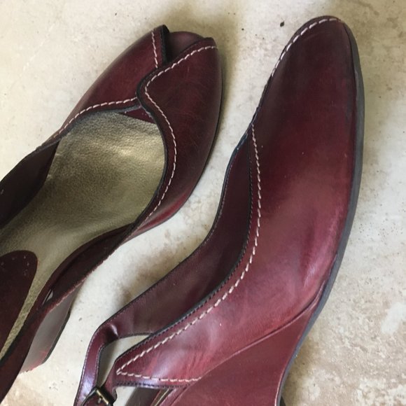 Kenneth Cole Reaction burgundy peep toe wedges - Picture 9 of 13